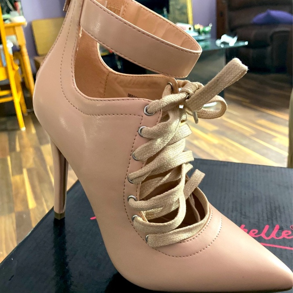 Pointed toe heels